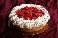 Миндальный пирог с малиной и взбитыми сливками