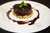 Турнедо из говядины на планше с соусом «Бароло»