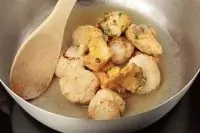 Жареные гребешки под соусом бер-блан