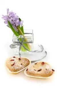 Булочки в виде сердец с сушеной вишней и шоколадными чипсами