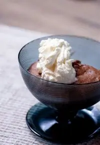 Теплые шоколадные пудинги со взбитыми сливками