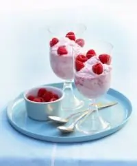 Английский крем с шоколадом, ликером «Франжелико» и свежей малиной