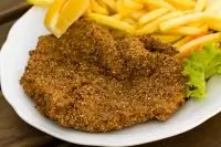 Телячьи отбивные под корочкой из базилика и пармезана