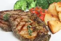 Говяжья вырезка в корочке из чеснока и трав