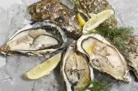 Устрицы с яблочно-перечным соусом