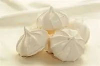 Меренги с лимонным соусом