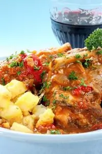 Баранина, тушеная в красном вине и томатном соусе