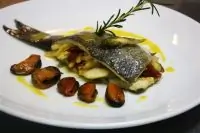 Морской волк, фаршированный овощами, с мидиями и шафрановым маслом