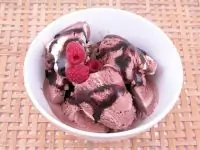 Санди с горячим шоколадным соусом и малиной