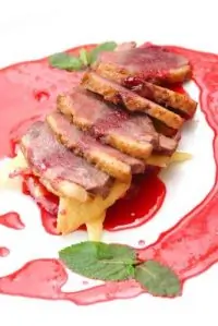 Утиные грудки в перце под черничным соусом