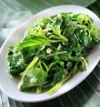 Салат с оливковым маслом, чесноком и лимоном