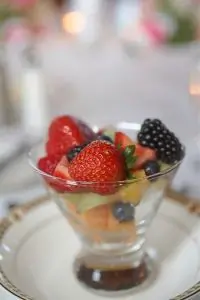 Салат из фруктов и ягод с мятой