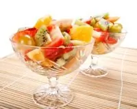 Ананасы с шампанским и смесью свежих фруктов