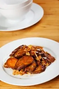 Жареные баклажаны в соевом соусе и мирине с чесноком