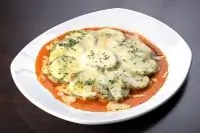 Запеченые баклажаны с травами, томатным соусом и пармезаном