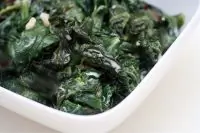 Шпинат по итальянски с чесноком и лимонным соком