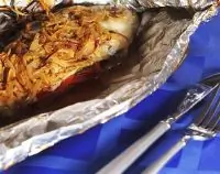 Рыба в фольге с томатами, петрушкой и соком лайма
