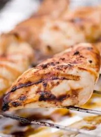 Маринованные куриные грудки с лимоном, кумином и розмарином на гриле