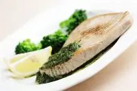 Тунец с соусом песто из кинзы и грецких орехов