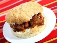 Сэндвичи с тушеной говядиной и зеленым луком