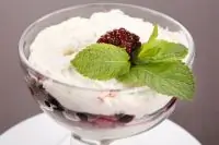 Ежевика с чайно-мятным сиропом и йогуртом