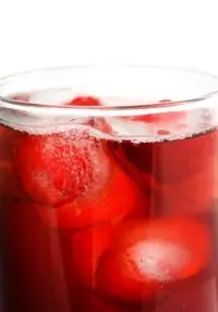 Ледяные кубики из клубники и лимонного сока для шампанского