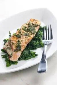 Лосось в бальзамической глазури со шпинатом, маслинами и изюмом