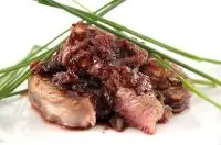 Говяжья вырезка с соусом из Мерло и шалота