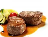 Говяжьи медальоны с соусом из красного вина