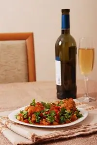 Курица с красными перцами в винном соусе