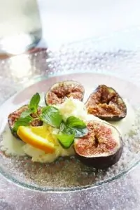 Припущенный в красном вине инжир с ванильным мороженым