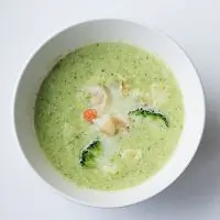 Суп из брокколи с креветками и миндалем