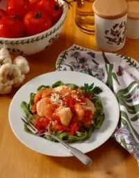 Феттучини с креветками в густом томатно-шафрановом соусе