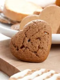 Песочные сердца с засахаренным имбирем и шоколадом