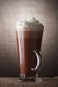 Горячий шоколад с ореховым ликером и ромом