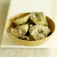 Артишоки, тушеные в вине, чесноке и травах