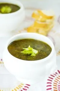 Суп из черной фасоли с перцами чипотле и кремом-фреш с жареными семенами кумина