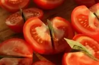 Помидоры с луком-пореем и бальзамическим уксусом