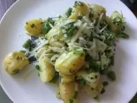 Салат из молодого картофеля с песто, зеленой фасолью и кедровыми орешками