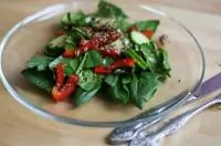 Салат со шпинатом и овощами