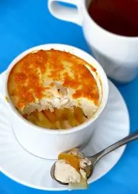 Творожный десерт с фруктами и орехами