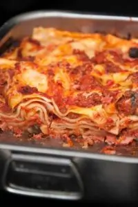 Лазанья болоньезе с сыром проволоне