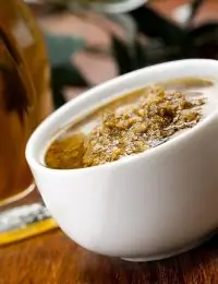 Острый соус из фиников с кедровыми орехами и зеленью