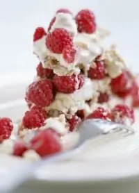 Торт «Семифредо» с малиной и клубникой