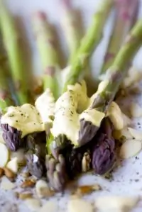 Спаржа с винегретом из фундука