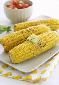 Золотистая кукуруза на гриле в сыре с дольками лайма