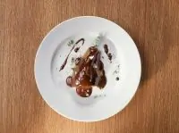 Груша с шоколадным соусом, сыром и цветами соли