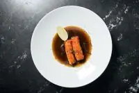 Фаланги краба с устричным соусом в воке