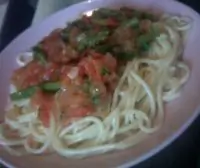 Спагетти с зеленой спаржей, помидорами и кинзой