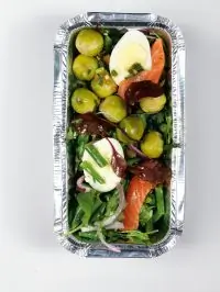 Зеленая фасоль с форелью, яйцами и сливочной брюссельской капустой